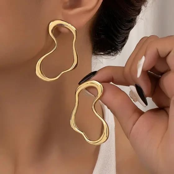 Um par de brincos geométricos em formato de coração, elegantes e adequados como presente de joia para festas para mulher