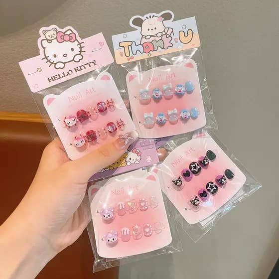 Crianças Dos Desenhos Animados Usando Almofadas De Unhas , Remendo Removível De Cola Gelatinosa De Menina De Brinquedo D