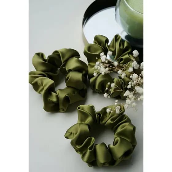 Xuxinha de Cetim Verde Oliva - O Toque de Sofisticação para Seus Cabelos! 🌿