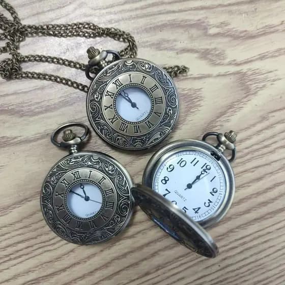 Relógio De Bolso Vintage Com Numerais Romanos-Design Antigo Em Escala Dupla Para Elegância Atemporal