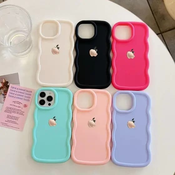 Capa Ondulada Capinha Para iPhone 16 15 14 Plus 13 12 11 17 Air Pro Max XR Com Logotipo De Metal De Silicone