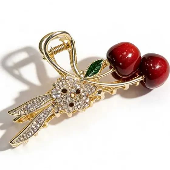 Presilha Cereja Cravejada com Strass – Acessório Feminino Charmoso e Brilhante