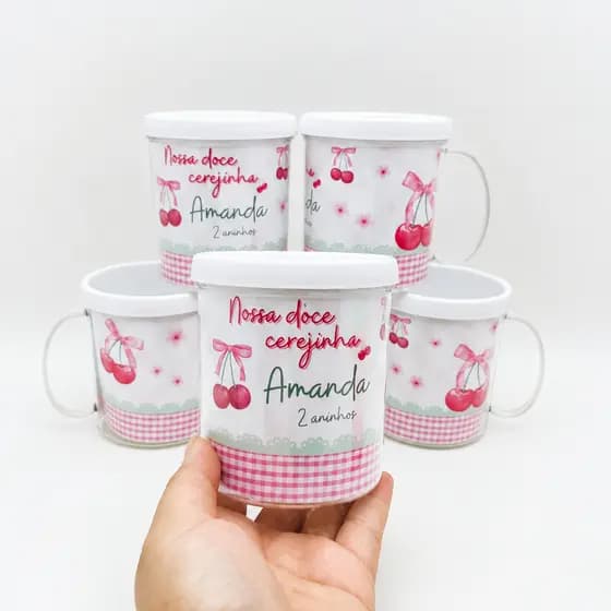 Caneca Personalizada Tema Cerejinha – Lembrancinha Festa Infantil com Nome e Idade