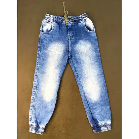 Calça jeans clara jogger infantil masculino