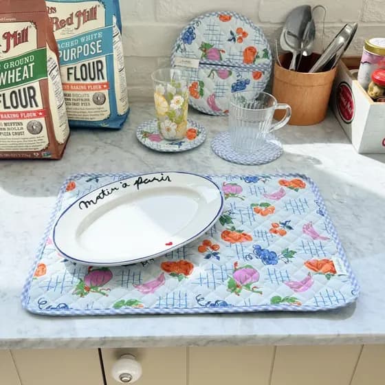 Sousplats e protetores de panela acolchoados, azuis e brancos, com estampas modernas, resistentes ao calor, anti-queimad