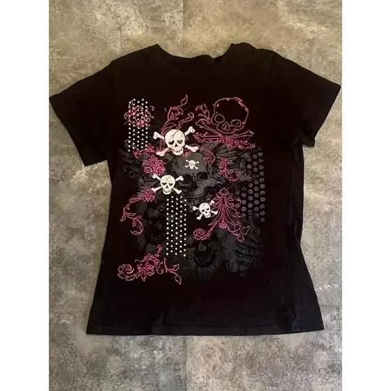 Camiseta Masculina Feminina Oversized Estampa Caveiras Góticas com Flores Rosas e Detalhes PontilhadosT-shirt Streetwear