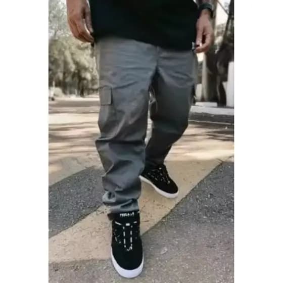 Calça Cargo Jeans Sarja Masculina Skate Com 06 Bolsos Fechamento em Cordão Unisex