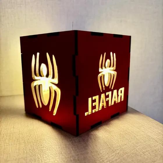 Luminária Decorativa Homem Aranha Caixa MDF com Vela LED