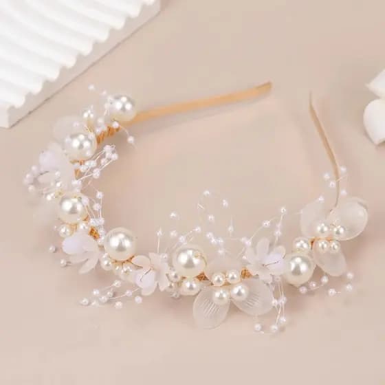 Tiara de Pérolas Branca Artesanal – Arquinho de Cabelo Feito à Mão para Noiva Daminha Festa