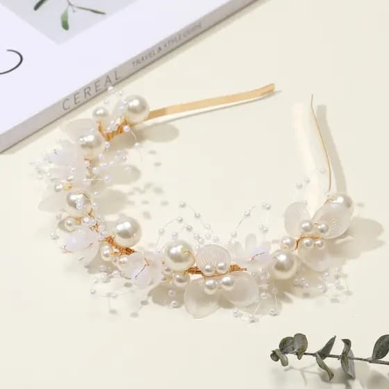 Arquinho de Pérolas Branca – Tiara Feminina Artesanal de Flores e Pérolas Daminha Debutante