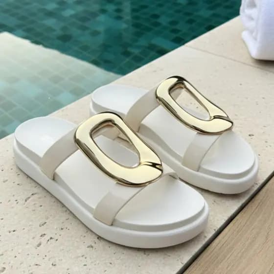 Sandália Feminina Papete Tamanco Tratorado Detalhe Oval dourado Duas Tiras Maior Aderência