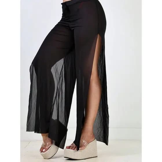 Calça Saida de praia no tecido crepinho com fenda lateral.