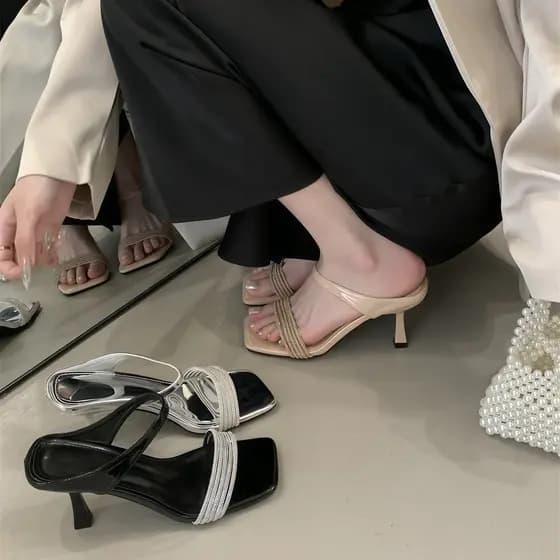 Primeira temporada de reunião Flip-Flops feminino exterior usar salto Stiletto 2026 strass salto alto feminino aberto pa
