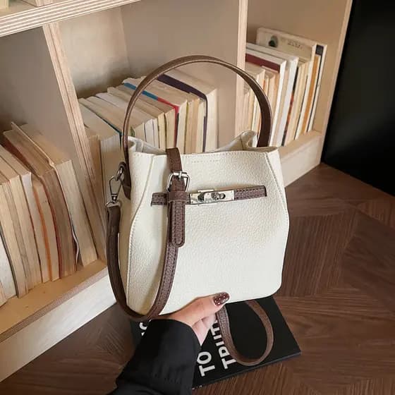 Outono inverno Super quente portátil balde saco feminino 2025 novo estilo luz luxo nicho High-End mensageiro pequeno sac
