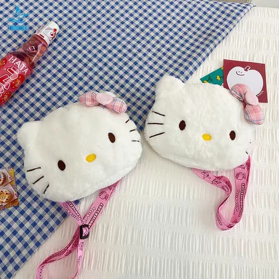 Uma bolsa de ombro de gato macia e fofa com alça larga e brinquedo de pelúcia em forma de laço, adequada para mulheres.