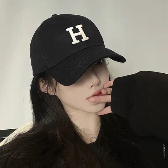 Boné feminino coreano de Dongdaemun para compras, boné de beisebol com aba curva e letra H grande, design moderno, prote