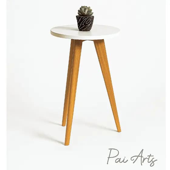 Mesa de Apoio Decorativa – Topo Branco e Pés Pinus | Ideal para Sala, Quarto ou Escritório
