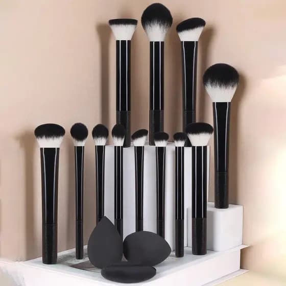 Kit 15 peças de Pincéis de Maquiagem Profissional com 15 peças, incluindo pincéis e almofadas para pó.