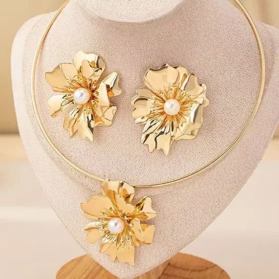 Conjunto de Colar e Brincos Prata e Dourado– Design Orgânico com Brilho Escultural Elegante e estiloso
