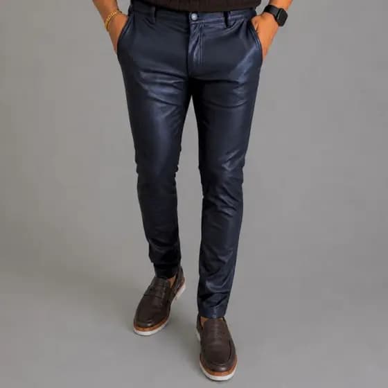 Calça Masculina Slim Resinada com Elastano Estilo Couro Sintético Italiana