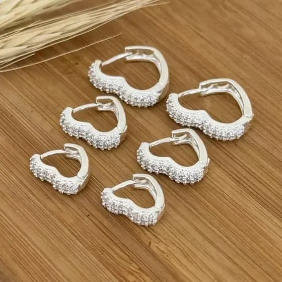 Aço inoxidável Kit 3 pares de brincos em formato de coração, cravejados com duas fileiras de zircônias