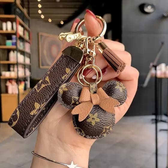 Presente de feriado de luxo clássico letra L fantasia couro criativo casal chaveiro bonito Mickey pingente carro chaveir