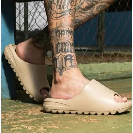 Chinelo Slide yzy moderno e confortável