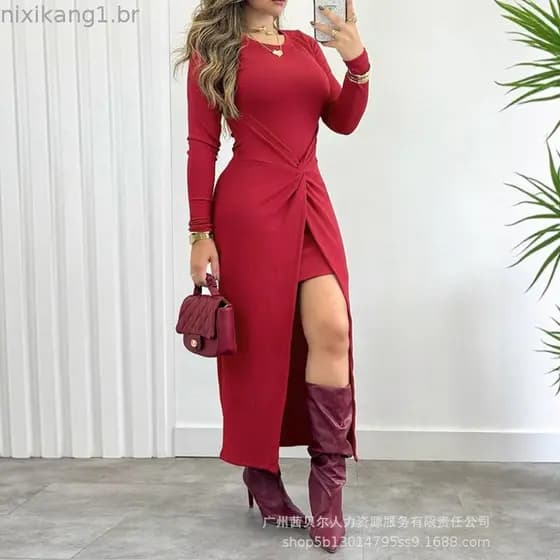 Vestido de manga comprida com botão na cintura e fenda alta e comprimento médio