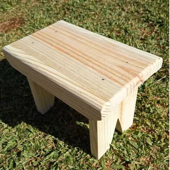 Banquinho de Madeira Pinus - Baquinho pequeno ideal para criança, jardinagem, pedicure, decoração