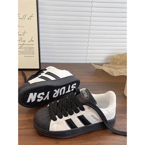 2025 verão novo estilo concha Toe tênis sapatos brancos sapatos femininos casuais All-Match sola grossa aumentando estud