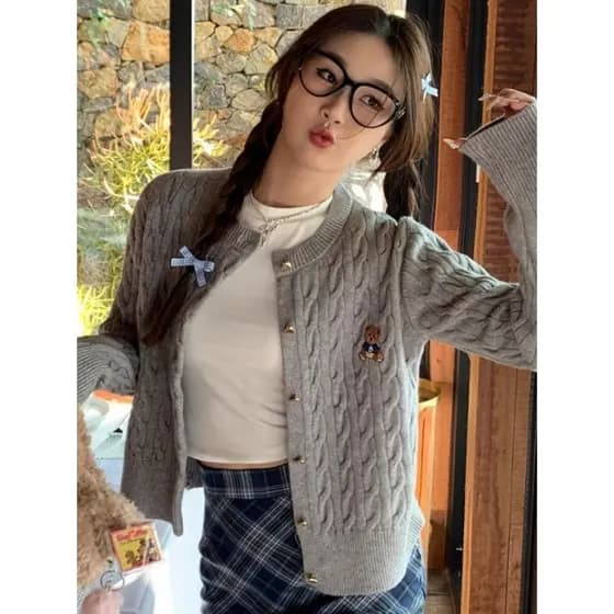 Cardigan cinza jaqueta de malha feminina 2025 Super quente novo estilo urso bordado torção camisola início do outono usa