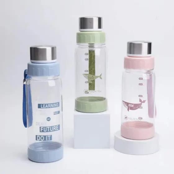 Verão novo estilo espaço copo de água de plástico com alça de mão filtro malha resistente a choques resistente a altas t
