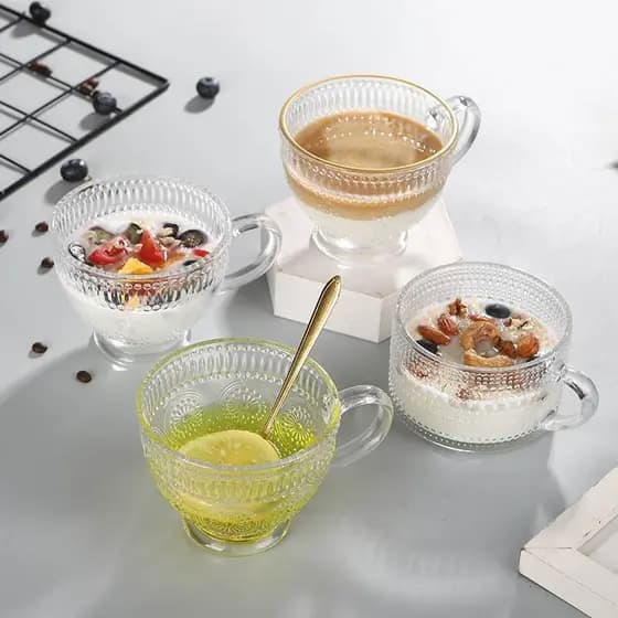 Copo de vidro em relevo de girassol com alça, iogurte doméstico, aveia, café, café da manhã