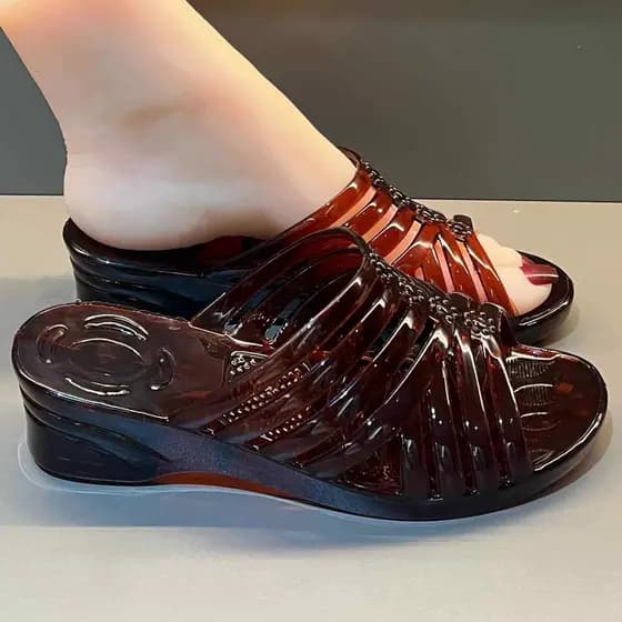 2026 novo estilo chinelos de cristal de sola grossa casa plástico cunha salto sandálias de verão moda All-Match exterior