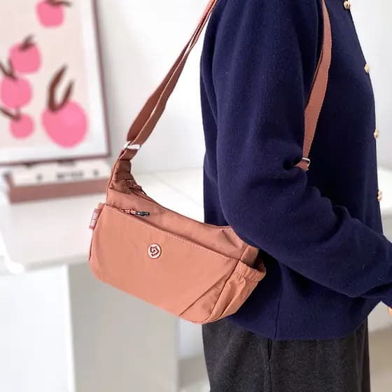 Bolinho saco mochila feminina 2026 novo estilo All-Match pequeno saco de pano de náilon Casual de um ombro mensageiro à