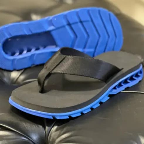 Chinelo Estilo Praiano com Tira Larga e Design Moderno de Cria