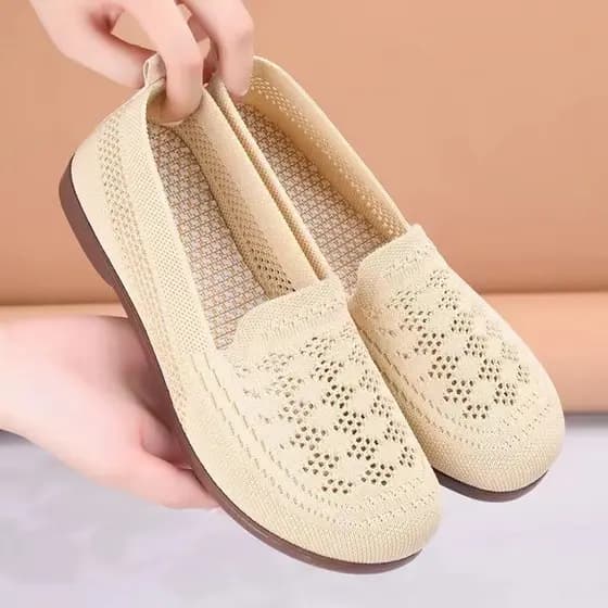 Verão velho pequim sapatos de pano feminino confortável Casual respirável sola macia oco mãe sapatos voando tecido malha
