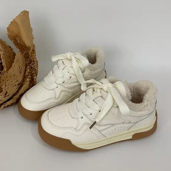 Original nicho Design tênis esportivos feminino 2025 novo estilo inverno veludo All-Match sapatos brancos de sola grossa