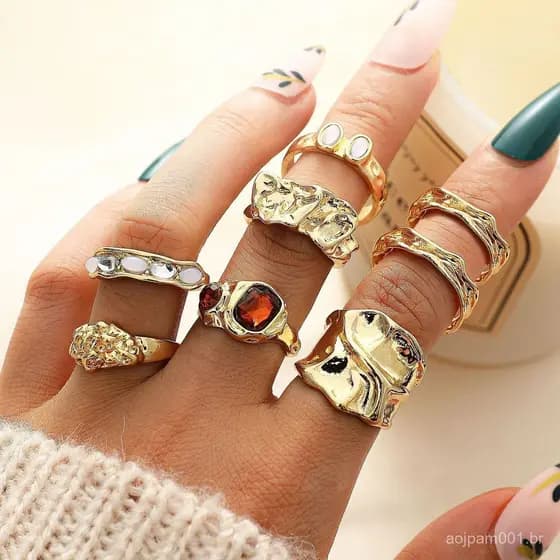 Conjunto de 7 Anéis Dourados com Pedras Vermelhas Conjunto Luxo Antialérgico e Elegante para Mulheres