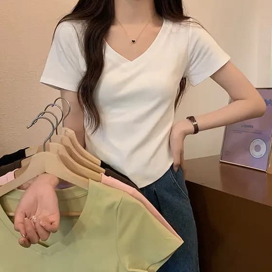 Verão preto com decote em v camiseta feminina de manga curta fino ajuste lindo nicho bainha curva Irregular topo 2026 no