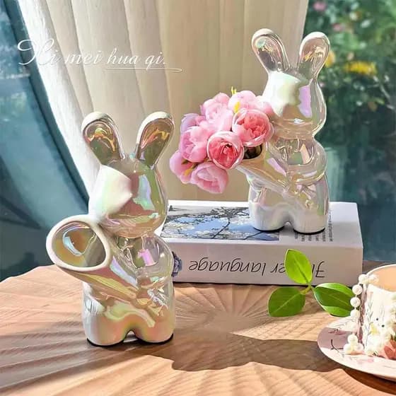 Estabilidade emocional segurando vaso de coelho pequenos ornamentos arranjo de flores armário de vinho entrada TV gabine
