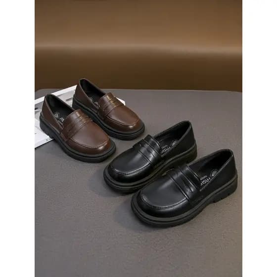 Sapatos de couro infantis sola macia 2026 primavera outono novo estilo versão coreana meninos ervilhas sapatos preto men