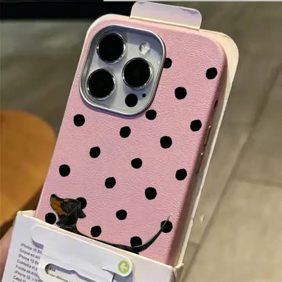 Textura de couro macio Capinha para iPhone 17/16/15 Pro Max Capinha de celular fofa com estampa de dachshund de bolinhas