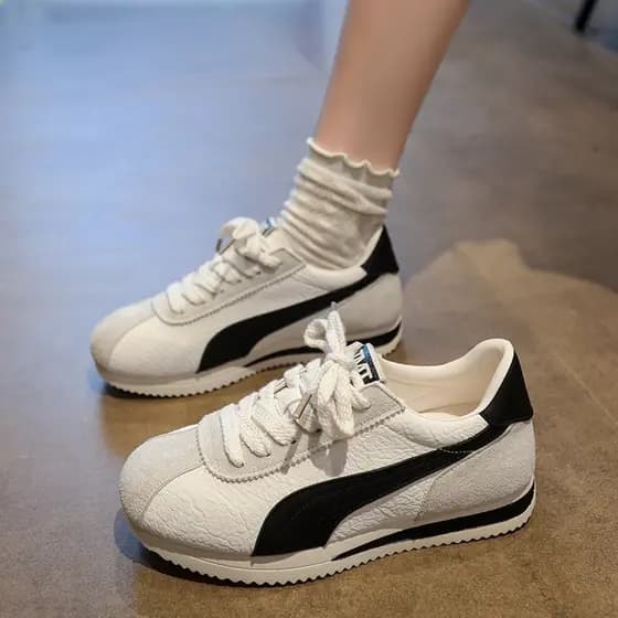 Sapatos leves de sola grossa femininos 2026 verão novo estilo All-Match respirável leve sapatos brancos Retro Casual esp