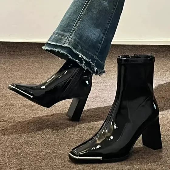 Kendou mesmo estilo botas curtas femininas 2024 outono inverno novo estilo dedo do pé quadrado couro envernizado salto a