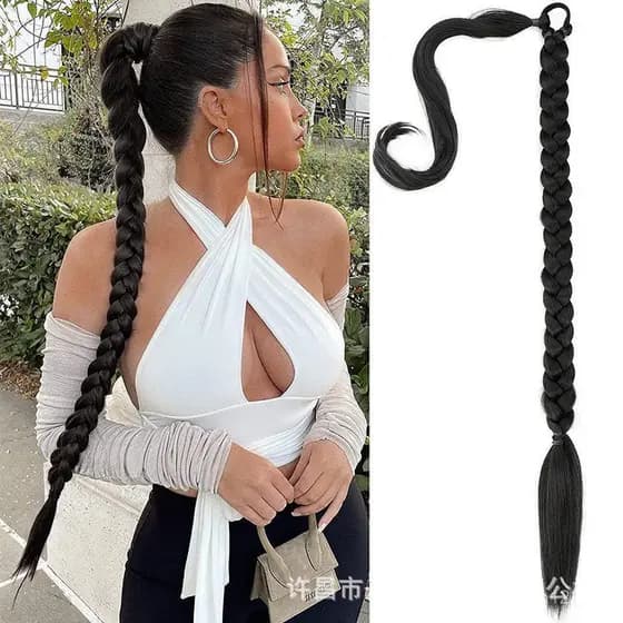 Tranças de cabelo liso podem ser usadas para estilizar o cabelo feminino em um formato de coque torcido.