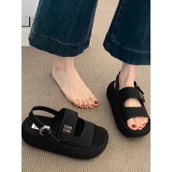 Sandálias pretas femininas verão exterior Wear High-End sentimento 2026 novo estilo Super quente All-Match não cansado d