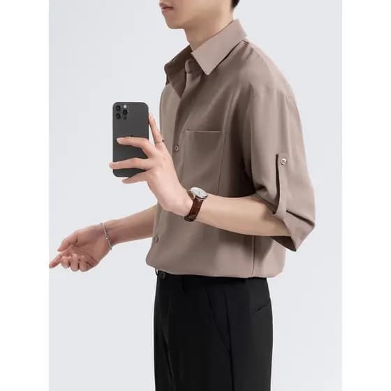 Café cor gelo seda fina de manga curta camisa de manga de três quartos masculina 2026 verão novo estilo Drape sentimento