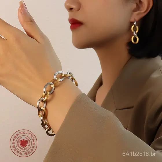 Conjunto de brincos e pulseira de luxo de nicho da Marka French, em aço de titânio, com detalhes em relevo e banhado a o