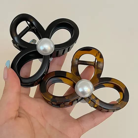 Coreano pérola arco grampo de cabelo feminino 2025 novo estilo High-End cabeça traseira tubarão clipe acrílico cocar